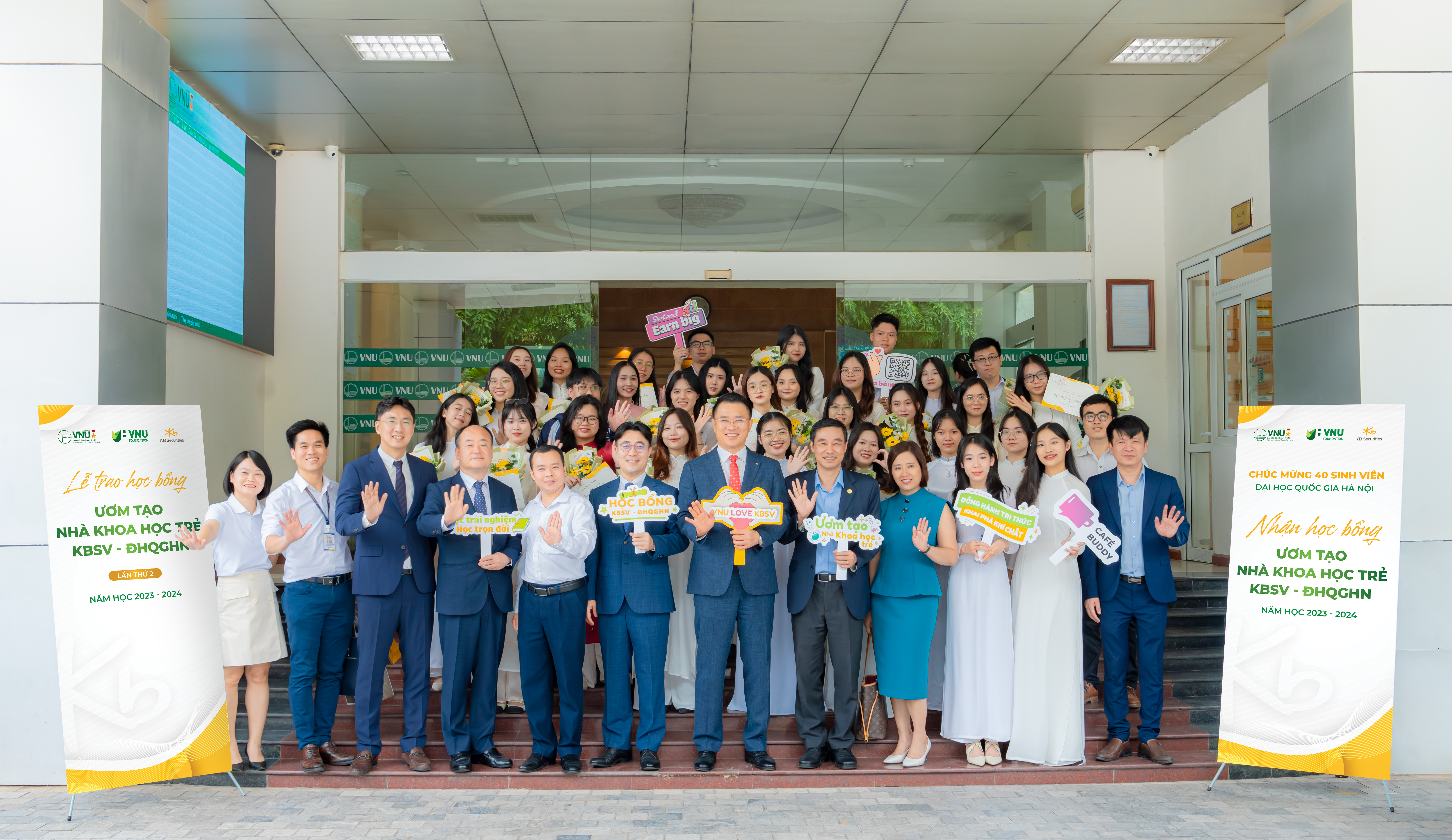 KB Securities Vietnam awarded scholarships totaling 1 billion VND to students of Vietnam National University, Hanoi.