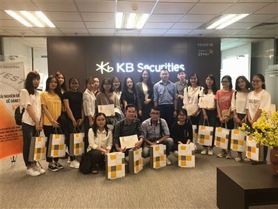 KBSV trao giải cho sinh viên xuất sắc của chương trình “Trải nghiệm đầu tư dễ dàng cùng KBSV”