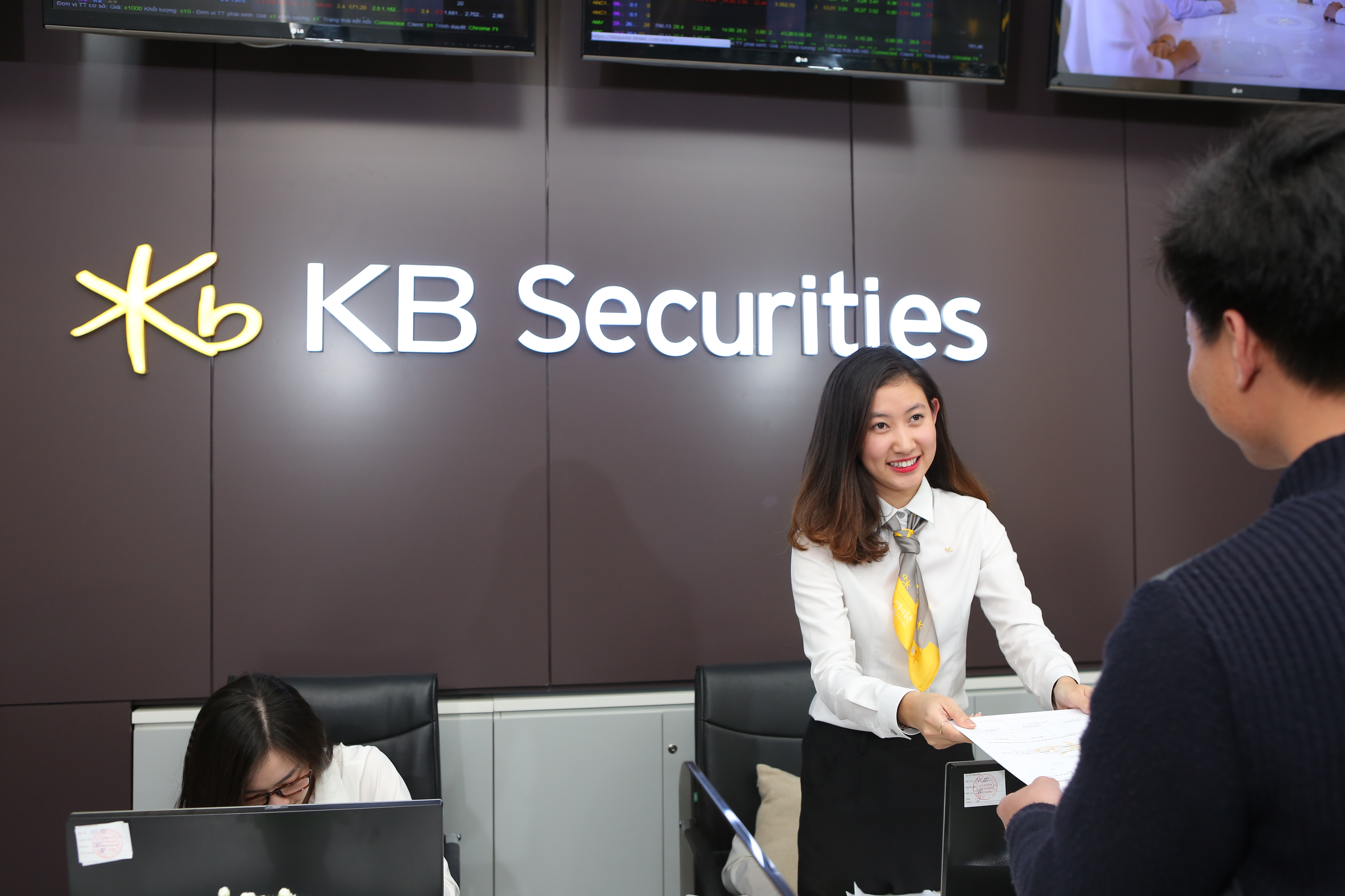 Press release: KB Securities Vietnam officially in Top 10 securities companies with the largest chartered capital in Vietnam